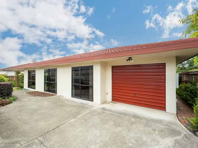 2/10 Stead Crescent, Stoke