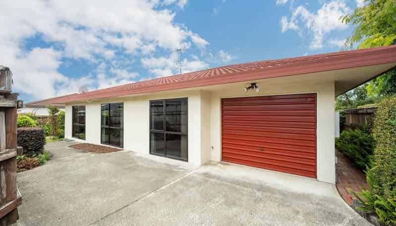 2/10 Stead Crescent, Stoke