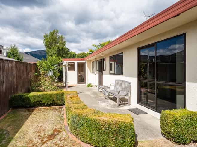 2/10 Stead Crescent, Stoke