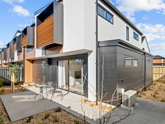 14/130 Holly Road, Saint Albans