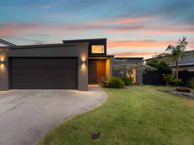 32 Defender Crescent, Beachlands