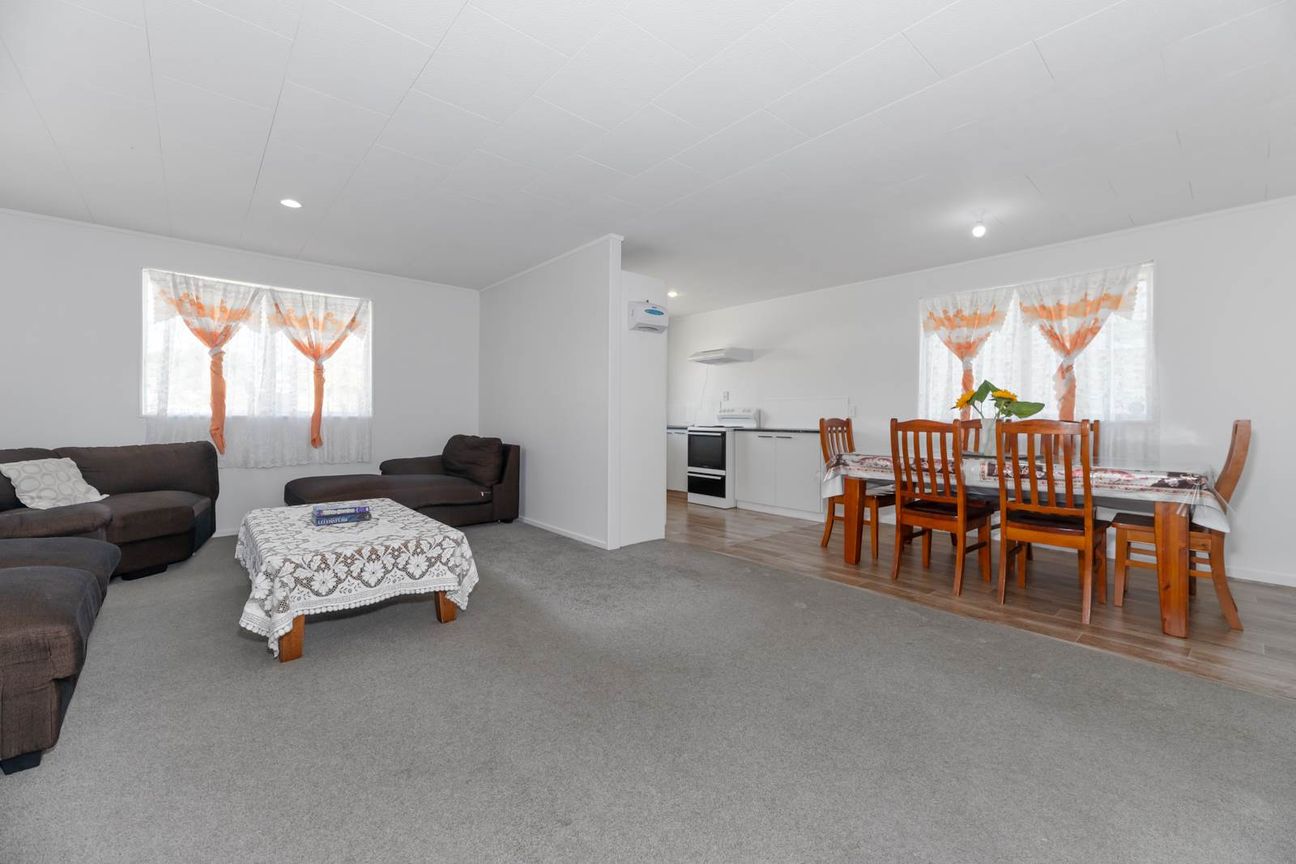 Ample Parking, Flat Garden & Off-Street Privacy - Więcej
