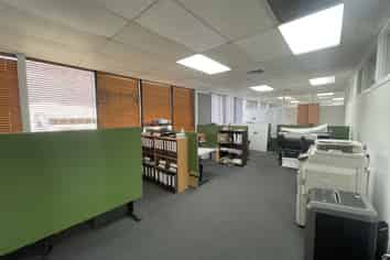 Affordable airport office with parking