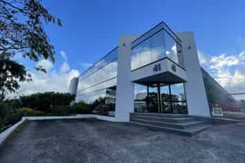 Affordable airport office with parking