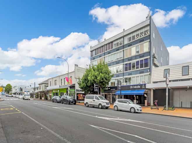 SERIOUS VENDOR SAYS SELL!

 
