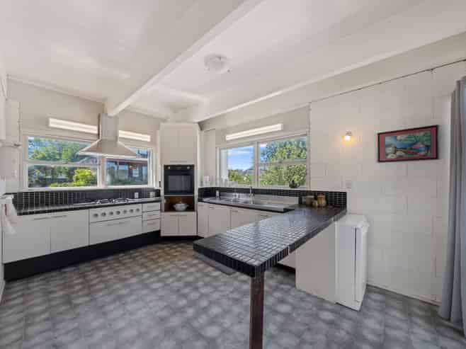 16 McInnes Road, Weymouth