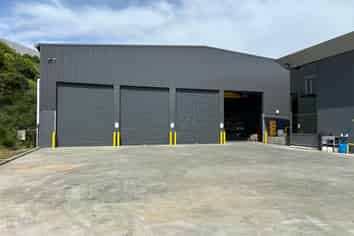 Modern Workshop with Gantry & Yard