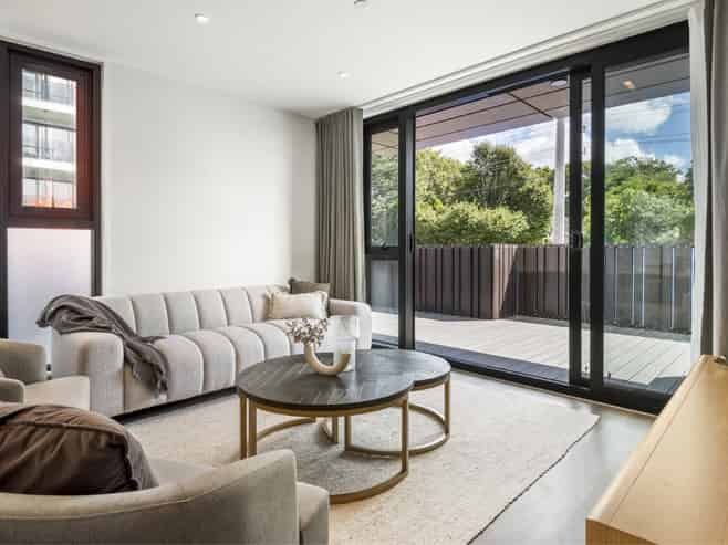 1/219 Lake Road, Northcote