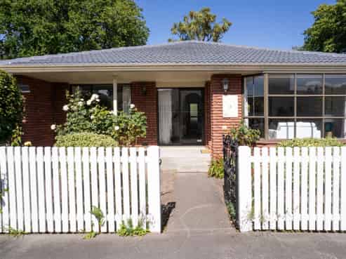 2/11 Office Road, Merivale