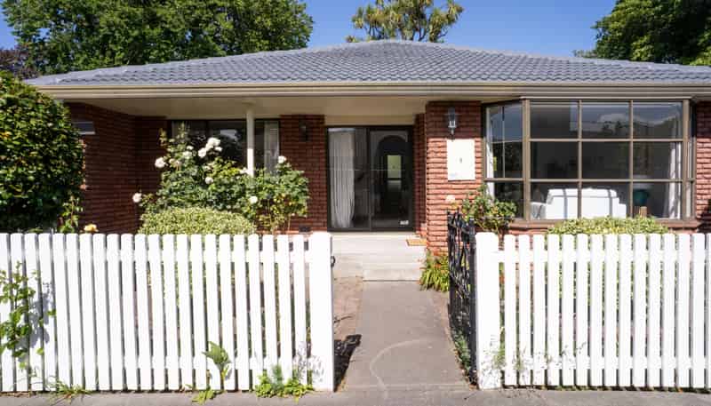 2/11 Office Road, Merivale