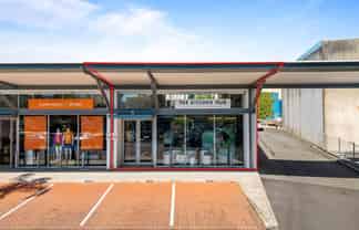 PREMIUM CORNER SHOWROOM - READY TO OCCUPY/INVEST
