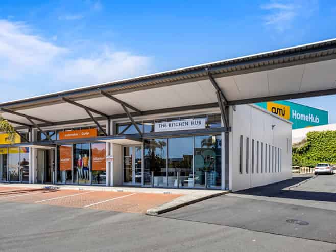 PREMIUM CORNER SHOWROOM - READY TO OCCUPY/INVEST
