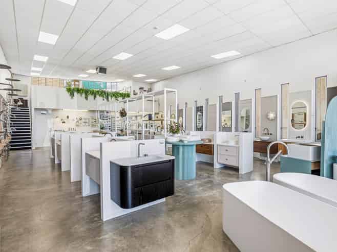 PREMIUM CORNER SHOWROOM - READY TO OCCUPY/INVEST
