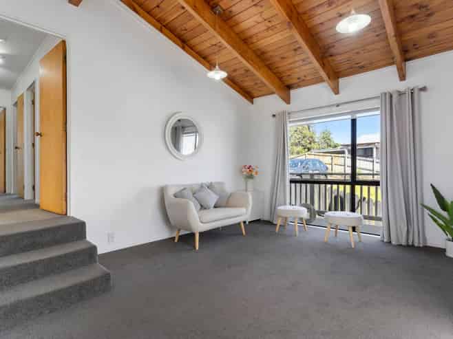 2/62 Trias Road, Totara Vale