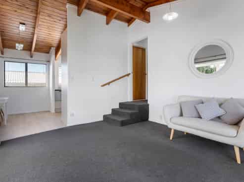 2/62 Trias Road, Totara Vale