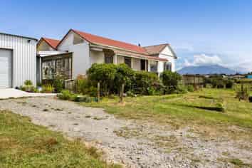 136 Warwick Road, Stratford