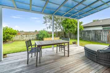 12 Stonebridge Park Drive, Holdens Bay