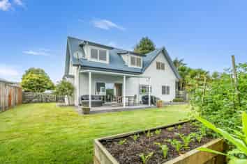 12 Stonebridge Park Drive, Holdens Bay