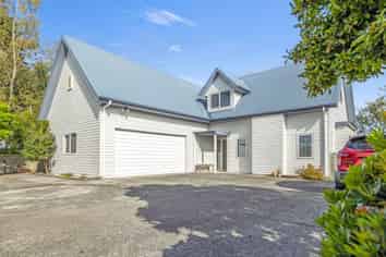 12 Stonebridge Park Drive, Holdens Bay