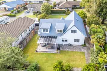 12 Stonebridge Park Drive, Holdens Bay