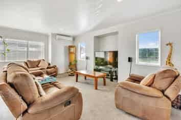 12 Stonebridge Park Drive, Holdens Bay