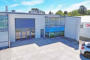 PREMIUM RETAIL ON MANUKAU RD
