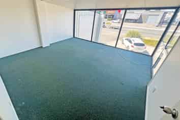 PREMIUM RETAIL ON MANUKAU RD
