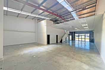 PREMIUM RETAIL ON MANUKAU RD
