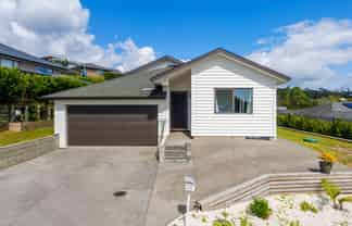 33 Woodridge Drive, Stanmore Bay