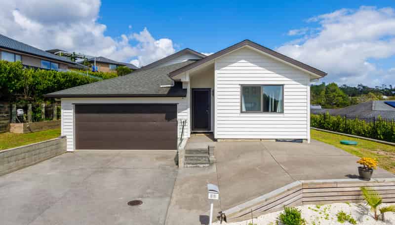 33 Woodridge Drive, Stanmore Bay