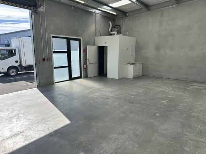 Modern, Tidy Industrial Unit, ready to go!
