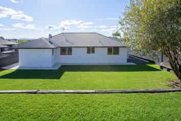 6 Raddington Way, Huntington