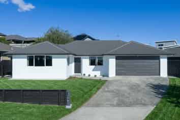 6 Raddington Way, Huntington