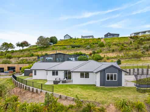 77 Oak Road, Poraiti