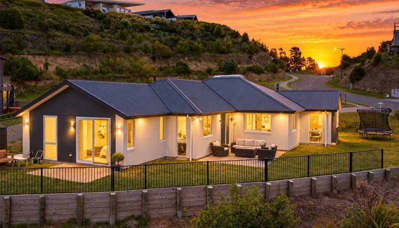 77 Oak Road, Poraiti