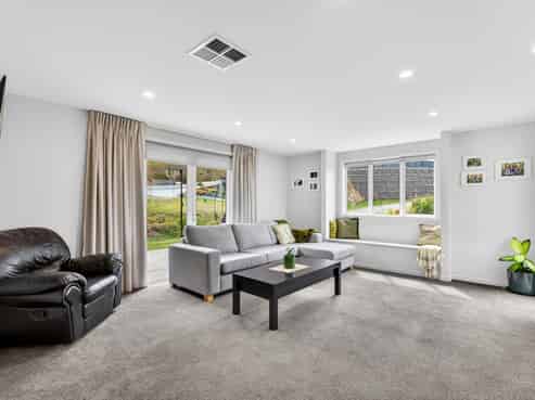 77 Oak Road, Poraiti