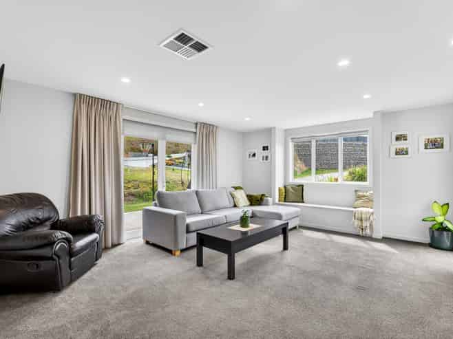 77 Oak Road, Poraiti