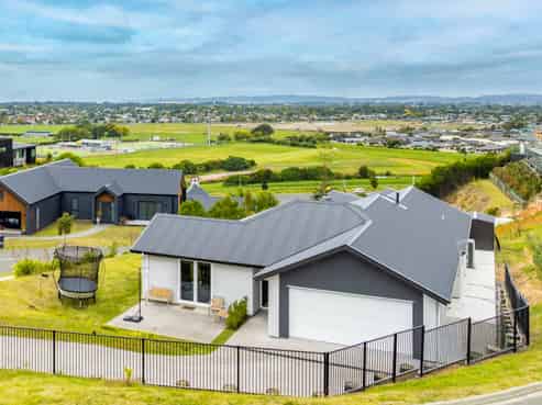 77 Oak Road, Poraiti