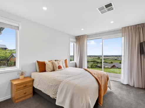 77 Oak Road, Poraiti