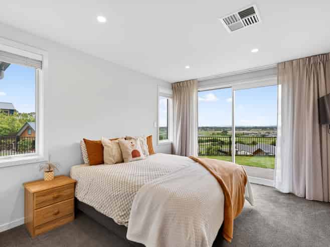 77 Oak Road, Poraiti