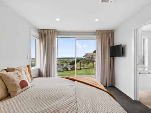 77 Oak Road, Poraiti