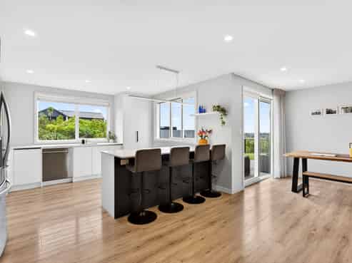 77 Oak Road, Poraiti