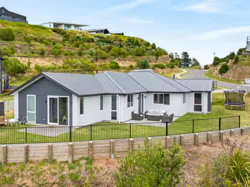 77 Oak Road, Poraiti