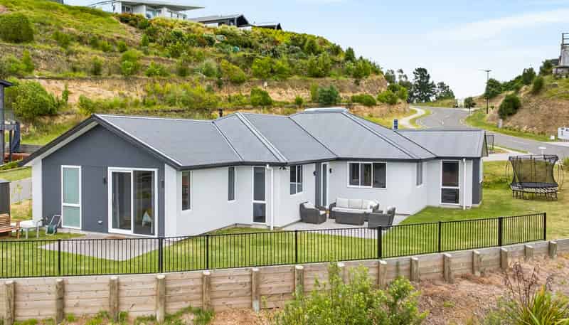 77 Oak Road, Poraiti