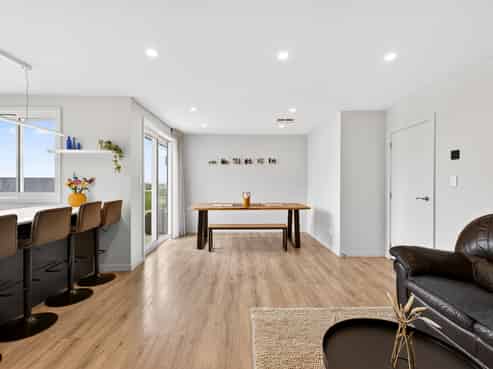 77 Oak Road, Poraiti