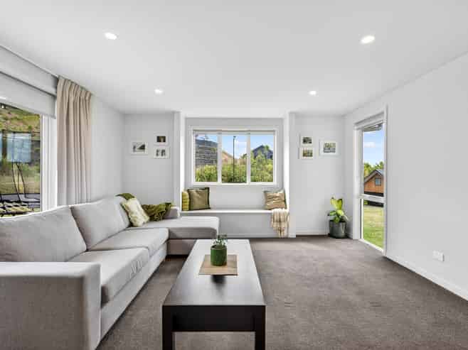 77 Oak Road, Poraiti