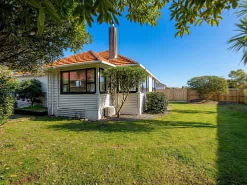 40 Andrew Avenue, Roslyn