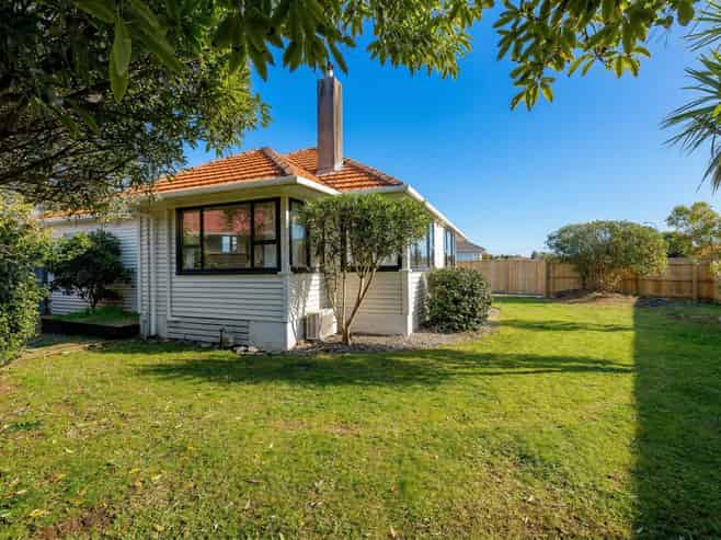 40 Andrew Avenue, Roslyn