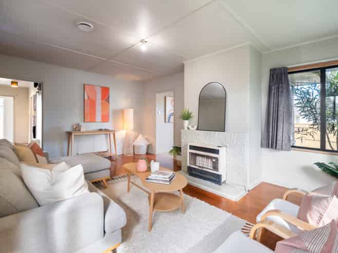 40 Andrew Avenue, Roslyn