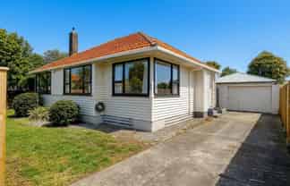 40 Andrew Avenue, Roslyn